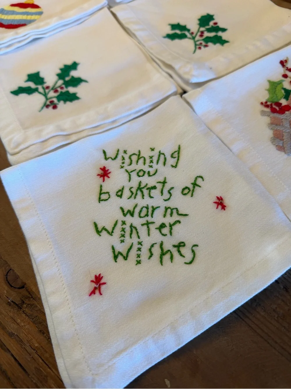 Williams-Sonoma White Embroidered Cotton Cocktail Napkins Christmas Holidays (6)